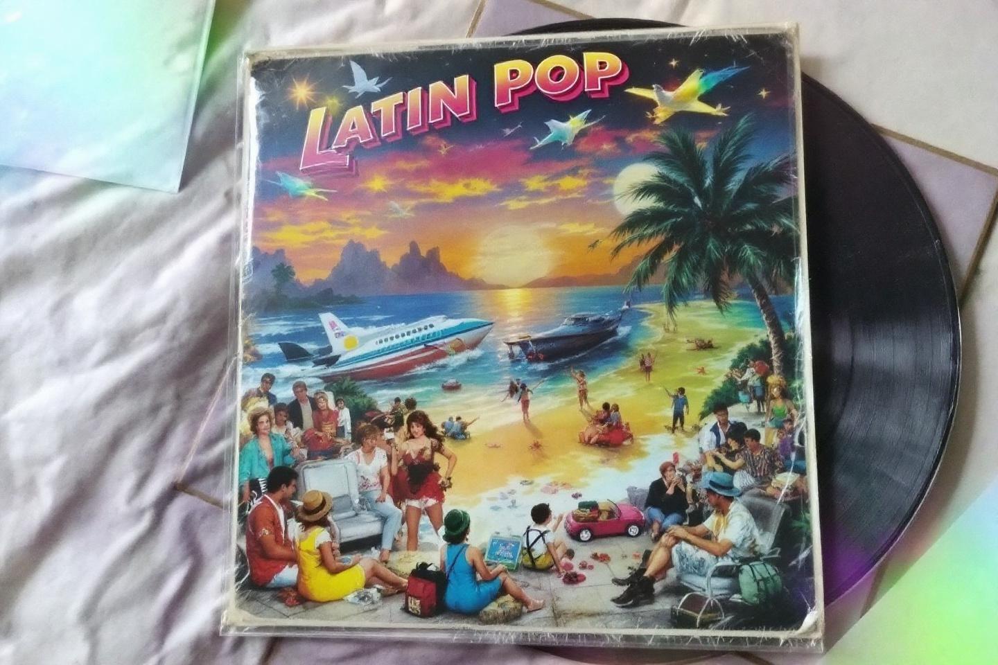 Pochette d'album tropical avec avion, palmier et vacanciers